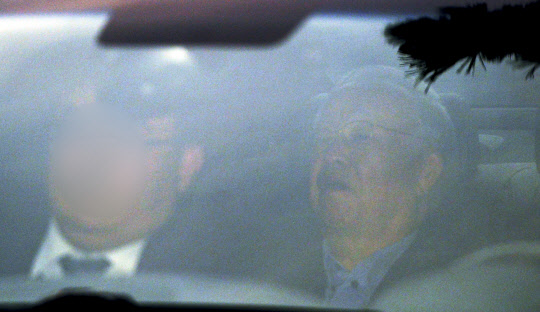 검찰 들어서는 손경식 CJ그룹 회장      (서울=연합뉴스) 윤동진 기자 = 손경식 CJ그룹 회장이 차량을 타고 13일 서울 서초구 서울중앙지검 안으로 들어가고 있다. 최순실 의혹을 수사 중인 검찰 특별수사본부가 작년 7월 박근혜 대통령 개별 면담 의혹과 관련해 당시 면담에 참석한 것으로 확인된 재벌 총수들을 대거 소환 조사 중이다. 2016.11.13      mon@yna.co.kr  (끝)